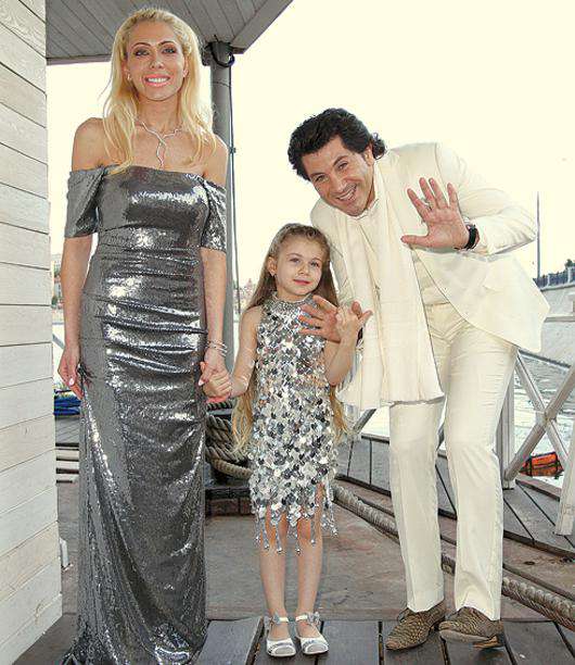 Авраам Руссо с семьей.