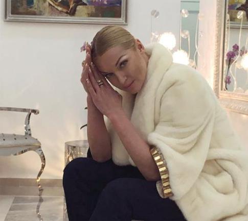 Анастасия Волочкова попросила у поклонников елку