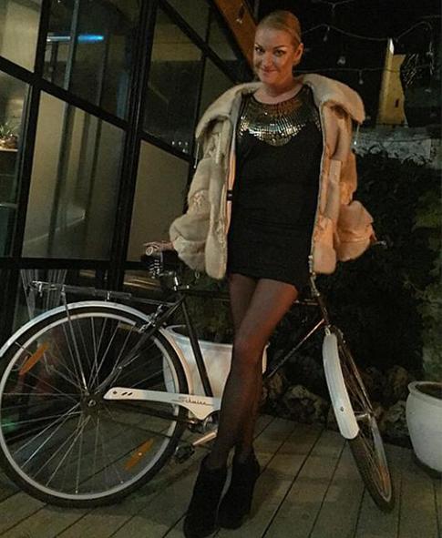 Анастасия Волочкова променяла авто на велосипед