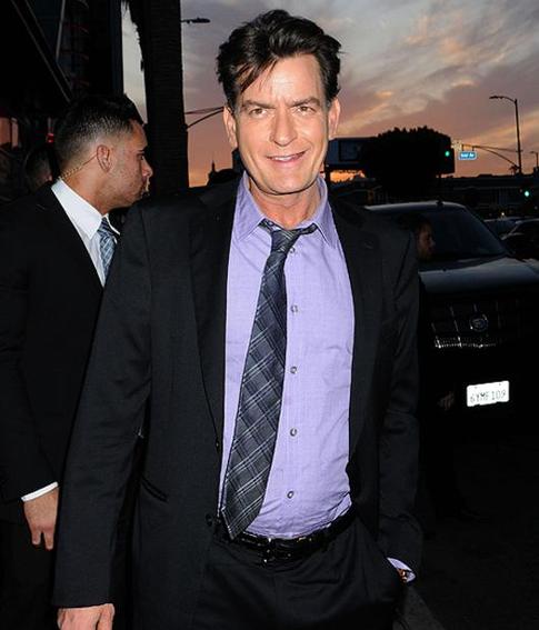 Чарли Шин помогает жертвам урагана