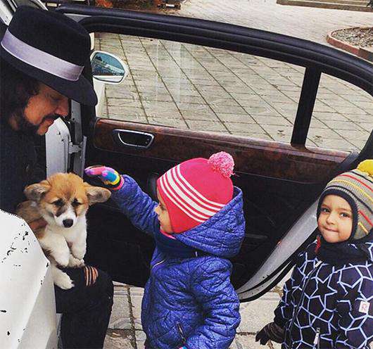 Филипп Киркоров с детьми и новым домашним питомцем. Фото: instagram.com/fkirkorov.