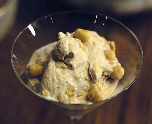 Кофейно-ореховое мороженое.