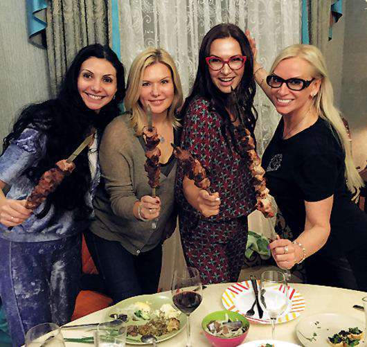 Эвелина Бледанс устроила домашнюю вечеринку. В числе приглашенных была и Наталия Гулькина. Фото: материалы пресс-служб.
