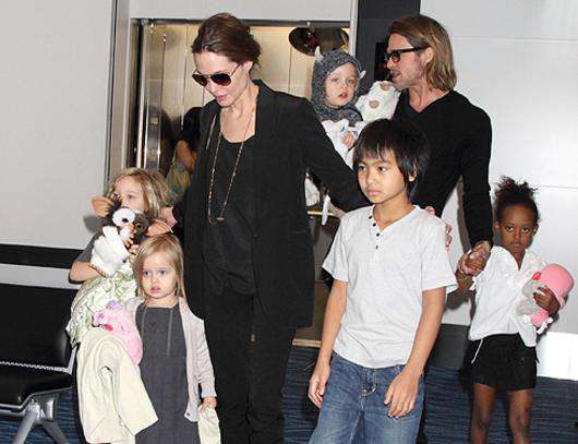 Брэд Питт и Анджелина Джоли с детьми. Фото: Rex Features/Fotodom.ru.