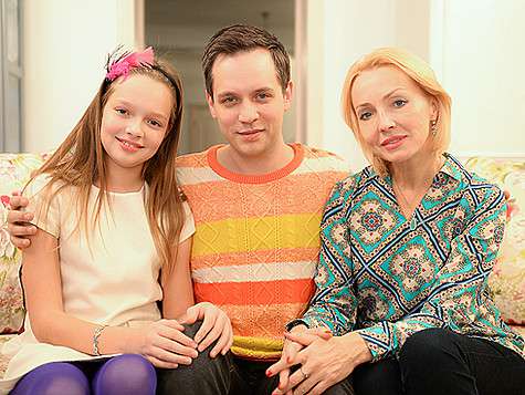 Лучший подарок Александру сделали его жена и дочь. Фото: личный архив артиста.