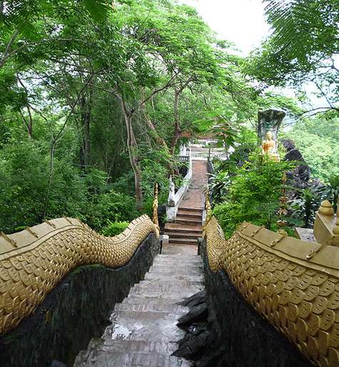 Чтобы забраться на гору, нужно преодолеть 328 ступенек.