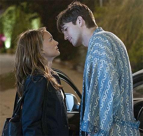 По выражению лица Натали Портман видно, что поцелуй с Эштоном Катчером дался ей с трудом. Кадр из фильма «Больше чем секс». По выражению лица Натали Портман видно, что поцелуй с Эштоном Катчером дался ей с трудом. Кадр из фильма «Больше чем секс».