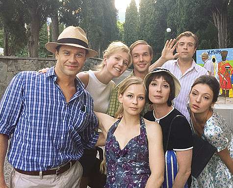 Алексея часто можно видеть в костюмированных фильмах. Самый свежий — сериал о шестидесятниках, в котором актеру досталась роль прототипа писателя Василия Аксенова. Фото: Анна Митрохина, пресс-служба Первого канала.