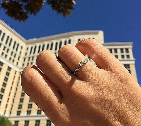 Айза Долматова показала помолвочное кольцо. Фото: Instagram.com/aizalovesam.