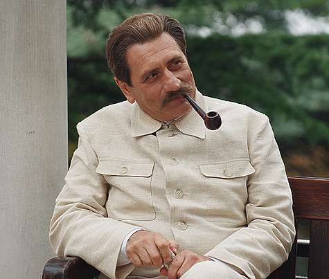 Роль Иосифа Сталина досталась Евгению Князеву. Кадр из сериала «Орлова и Александров».