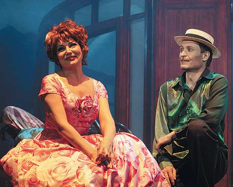 В мюзикле по пьесе Евгения Шварца «Обыкновенное чудо» Елена сыграла Эмилию. Вместе со своим партнером Владимиром Халтуриным. Фото: материалы пресс-служб.