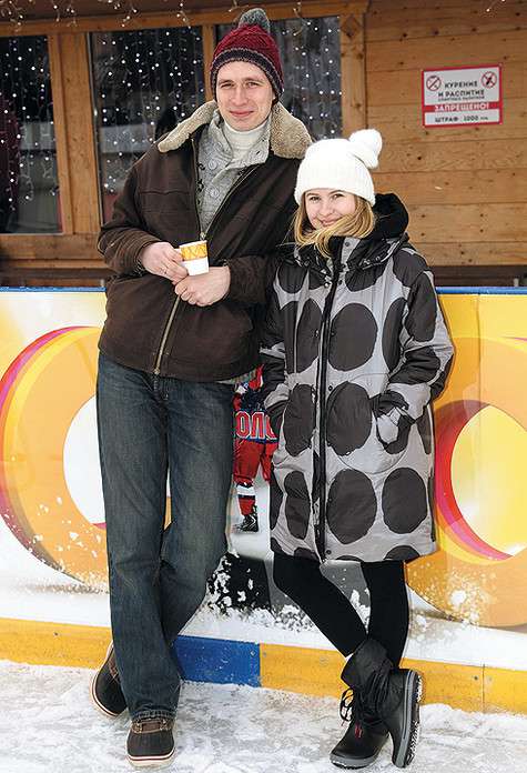 Актеры сериала «Восьмидесятые» Анна Цуканова и Егор Корешков тоже неплохо отдохнули. Анна пришла не одна, а со своим пятилетним сыном Мишей, который сразу ринулся на каток. Фото: материалы пресс-служб.