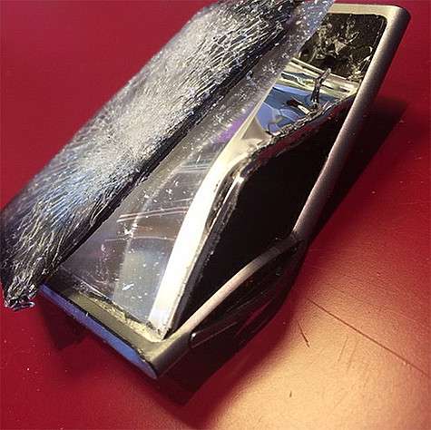 Этот айфон символизирует разбитое сердце Мадонны. Фото: Instagram.com/madonna.