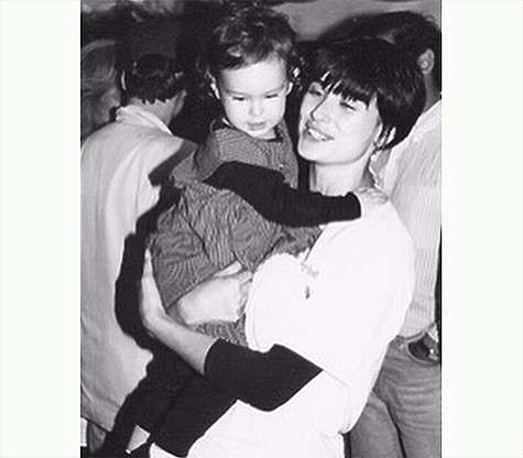 Румер также опубликовала старый снимок, где Деми держит ее маленькую на руках. Фото: Instagram.com/ruelarue.