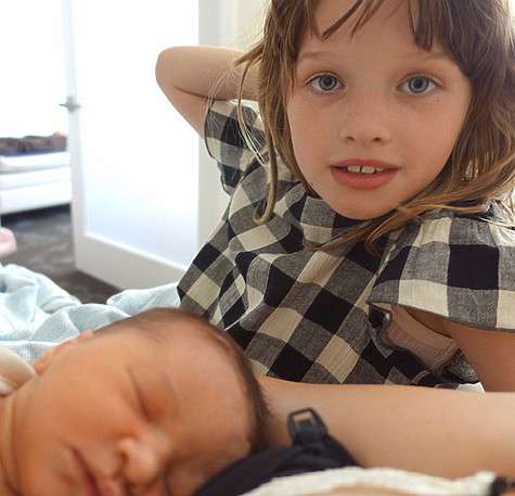 Опубликовала Йовович и фото Дэшиел со своей старшей дочерью. Фото: социальные сети