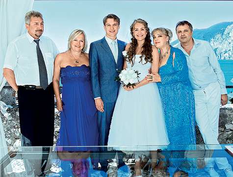 Новобрачные с родителями. Рядом с Еленой – ее свекровь Любовь Руденко, которая стала для своей невестки близкой подругой. Фото: личный архив. Новобрачные с родителями. Рядом с Еленой – ее свекровь Любовь Руденко, которая стала для своей невестки близкой подругой. Фото: личный архив.