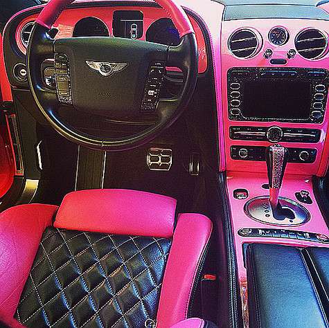 Розовый «Бентли» Пэрис Хилтон, салон которого украшен кристаллами Сваровски. Фото: Instagram.com.