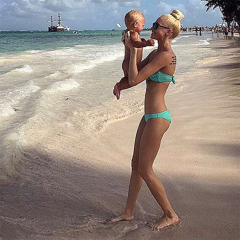 Алена Шишкова с дочерью в Доминикане. Фото: Instagram.com/simona280.