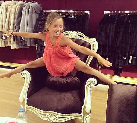 Ариадна Волочкова не отстает от своей знаменитой мамы: еще немного, и девочка тоже сможет демонстрировать феноменальную растяжку. Фото: Instagram.com/volochkova_art.