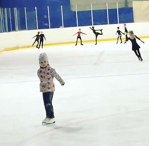 Варвара Слуцкая показывает маме, чему научилась за год в секции фигурного катания. Фото: Instagram.com/irina_sluslu.