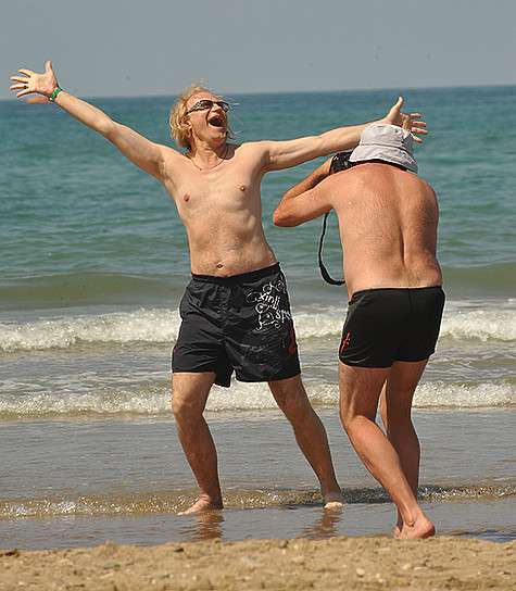 На пляже Евгения Воскресенского активно снимали папарацци. Фото: Борис Кремер.