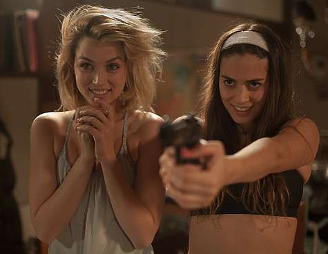 По сюжету фильма, в дом героя Киану Ривза, отправившего свою семью за город, стучатся две девушки и просят впустить их... Фото: материалы пресс-служб. По сюжету фильма, в дом героя Киану Ривза, отправившего свою семью за город, стучатся две девушки и просят впустить их... Фото: материалы пресс-служб.