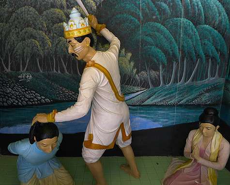 Поскольку наш гид – мусульманин, он не мог пояснить, что означают скульптурные композиции в одном из храмов Кавтонга... Поскольку наш гид – мусульманин, он не мог пояснить, что означают скульптурные композиции в одном из храмов Кавтонга...