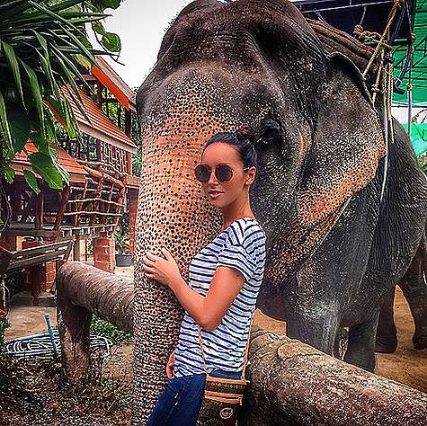 Алсу разрешили познакомиться с гигантом поближе. Фото: Instagram.com/alsou_a.