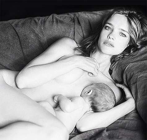 Снимок, на котором Наталья Водянова кормит грудью новорожденного сына, стал поздравительной открыткой его папе, бизнесмену Антуану Арно. Фото: Instagram.com.