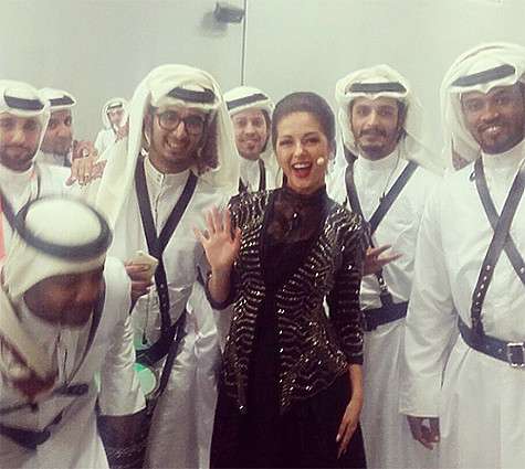 Нюша была приглашена на открытие Чемпионата мира по гандболу в Катар, где ей пришлось соблюдать дресс-код в одежде. Именно из-за свободных нарядов поклонники певицы решили, что она беременна. Фото: Instagram.com/nyusha_nyusha.