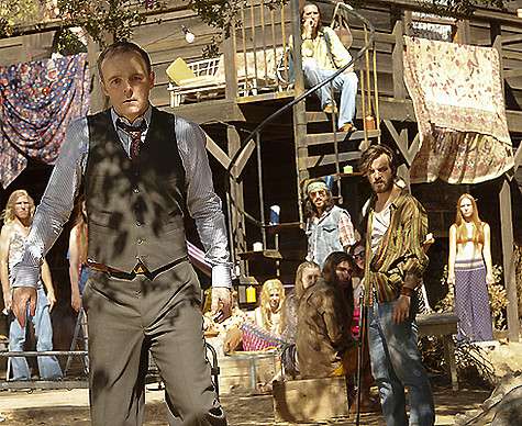 В 1960-е годы Чарли Мэнсон собрал на своем ранчо «Спэн» группу «детей», назвав их «Семьей», среди которых стал пропагандировать культуру хиппи, наркотики и групповой секс. Через некоторое время самораспущенность довела членов коммуны до убийства людей. Фо