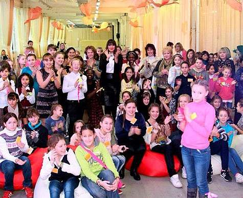 Оксана Федорова и участницы фестиваля Между нами, девочками. Фото: Instagram.com.