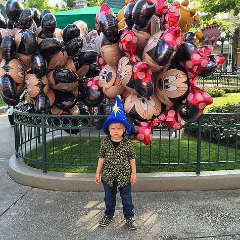 Саша Плющенко, которого в семье называют Гном Гномычем, в колпаке со звездой действительно напоминал маленького гномика, чем вызвал умиление фанатов Рудковской. Фото: социальные сети