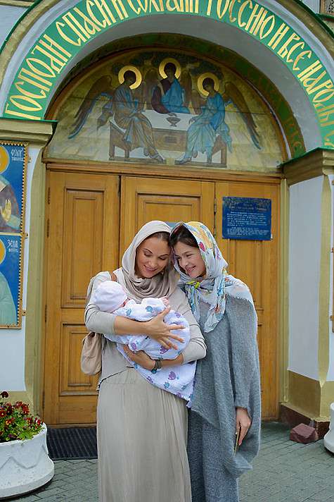 Через три месяца после родов певица крестила свою дочку Александру. Фото: личный архив Елены Темниковой.