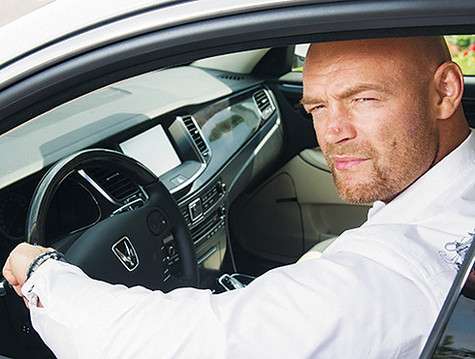 Влад говорит, что спокойно относится к мужским игрушкам, но машину все же предпочитает водить сам. Фото: материалы пресс-служб.