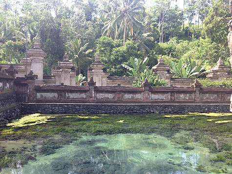 Озеро неподалеку внушало мистический ужас: такое впечатление, что под прозрачной водой находится свое царство.