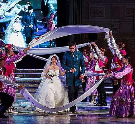 syabitova_roza: «У нас татарская свадьба, как дань уважения своему народу, и традициям. Песня Ришата Тухватулина скрасила обряд благословения родителей, и создала колорит татарской культуры». Фото: Facebook.com/syabitova.