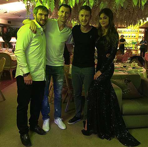 Поздравить будущих молодоженов Овечкина и Шубскую пришли друзья. Фото: Instagram.com/nastyashubskaya.