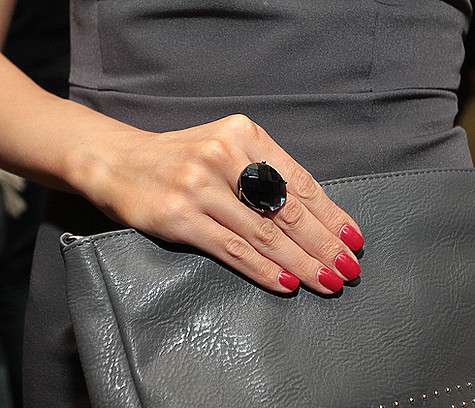 А кольцо певица оставила себе после съемок клипа «С тобой или без тебя».