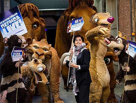 Ольга Шелест встретилась с персонажами мультфильма «Ледниковый период», в котором она озвучивает мамонтиху Элли. Фото: материалы пресс-служб. Ольга Шелест встретилась с персонажами мультфильма «Ледниковый период», в котором она озвучивает мамонтиху Элли. Фото: материалы пресс-служб.