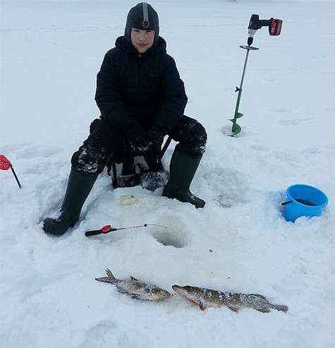 Сын Николая Валуева с уловом. Фото: Twitter.com.