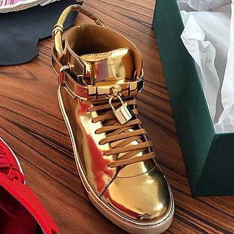 Золотые кроссовки Джастина Бибера. Фото: Instagram.com.