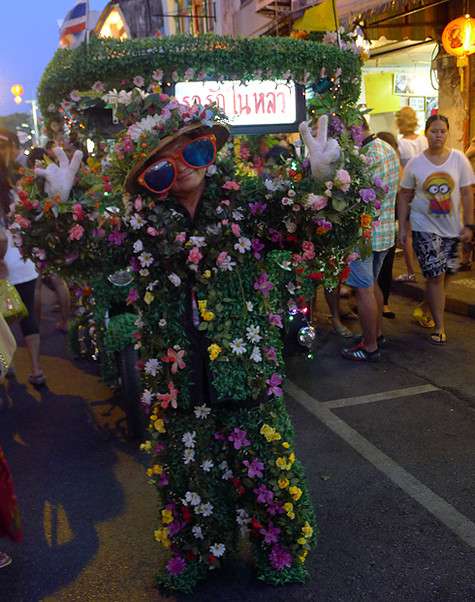 Во время любого из фестивалей каждый наряжается в меру своих сил и фантазии.