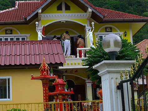 В доме напротив наши соседи готовятся к церемонии.