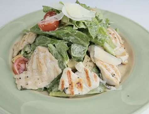 Салат «Цезарь» с птицей. Фото: материалы пресс-служб.