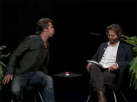 В какой-то момент Брэд Питт не выдержал хамских вопросов Зака Галифианакиса и плюнул ему в лицо жвачкой. Кадр из ток-шоу «Между двух папоротников».