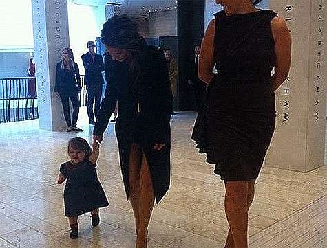 Виктория Бекхэм не захотела рожать естественным путем. Фото: Twitter.com/@victoriabeckham. Виктория Бекхэм не захотела рожать естественным путем. Фото: Twitter.com/@victoriabeckham.