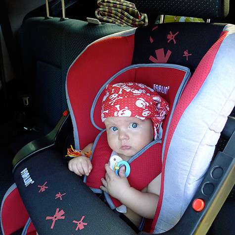 Из-за коварства соседей Стефан практически поселился в автомобильном кресле: с утра мы старались поскорее уехать из дома и порой просто колесили по острову.