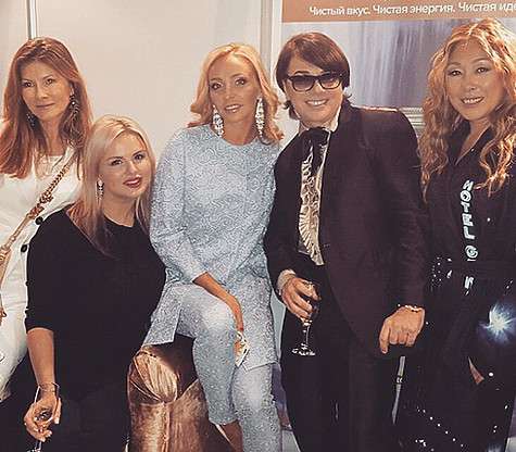 Кража шубу случилась на модном показе Валентина Юдашкина. На снимке: Мила Митволь, Анна Семенович, Татьяна Навка, Валентин Юдашкин, Анита Цой. Фото: Instagram.com/ann_semenovich. Кража шубу случилась на модном показе Валентина Юдашкина. На снимке: Мила Митволь, Анна Семенович, Татьяна Навка, Валентин Юдашкин, Анита Цой. Фото: Instagram.com/ann_semenovich.