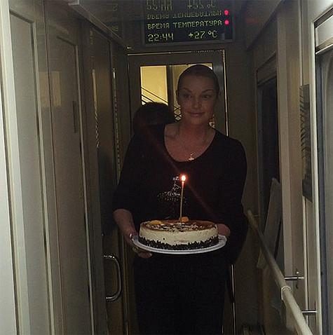 Волочкова решила устроить сюрприз другу и преподнесла ему на день рождения торт... с церковной свечой. Фото: Instagram.com/volochkova_art.
